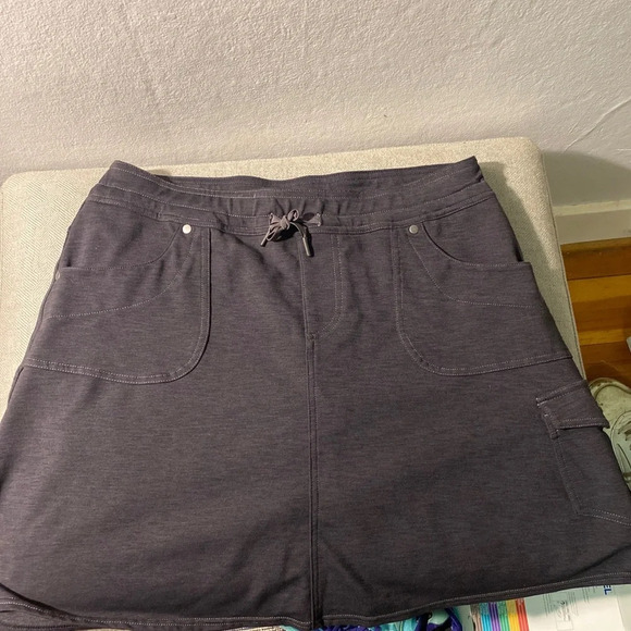 KUHL medium cargo skort in charcoal. - Picture 10 of 10